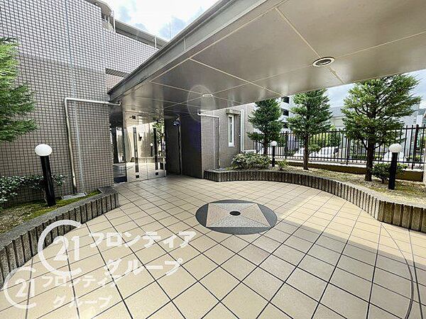 マンションのエントランスは、住まう方々を迎える洗練された空間です。日常の出入りを快適にするための工夫がされています。