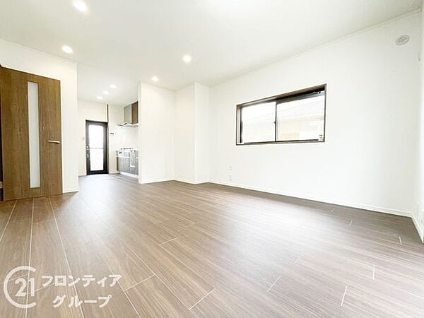家族の会話が弾みそうな心地よいリビング空間ですね！ダウンライトの柔らかな光が夜のひとときを優しく演出し、穏やかな時間を過ごせます。これからの新しい思い出をたくさん作っていける、温もりを感じるお部屋です
