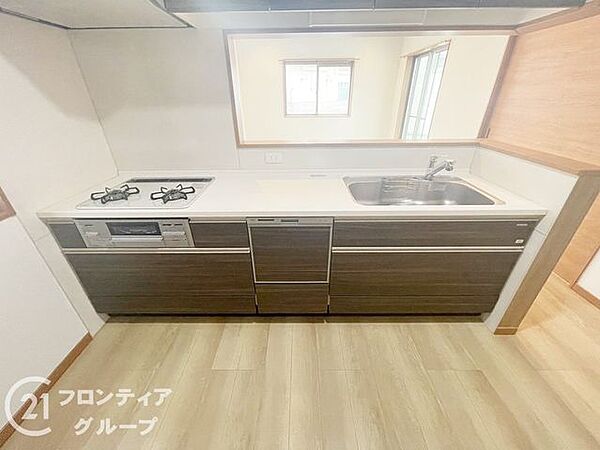 調理スペースを広く確保した機能的なシステムキッチンです。家族との会話を楽しみながら料理ができる対面式で、リビング全体を見渡せる開放的な設計が家事の時間をより豊かなものに変えてくれます