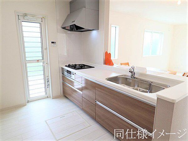 ＼同仕様写真／お手入れが楽に行える換気扇やステンレスワークトップは毎日のお料理に便利！