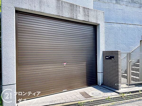 使いやすい駐車場で、家族全員が快適に利用できる空間です