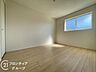 寝室：こちらのお部屋はバルコニーに面しており、日当たり、通風ともに良好です！