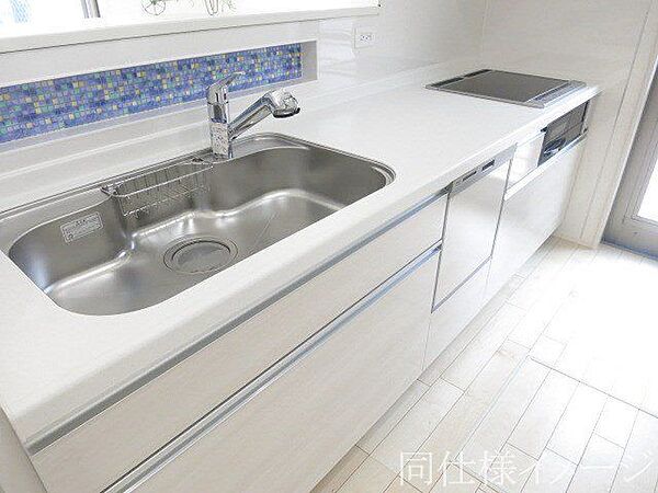 ＼同仕様写真／オールインワン浄水器栓を採用しており、場所を取らない浄水器を採用！いつでもおいしいお水でお料理することができます！また、食器洗い乾燥機付で奥様の家事を軽減できます