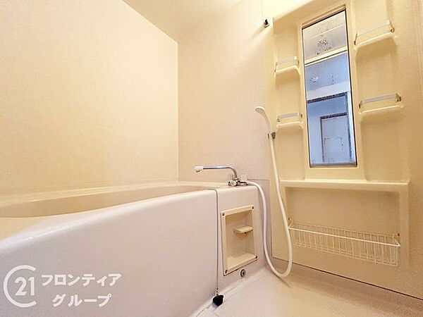 ゆったりとした広さの浴槽で足を伸ばせば、日々の忙しさを忘れて心身ともにリフレッシュできそうですね！窓から差し込む光が心地よく、朝のシャワータイムも爽やかな気分で迎えられそうですね！