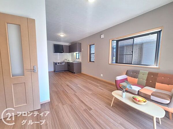 開放的な間取りでインテリアのレイアウトも自由自在な大空間のリビング！木のぬくもりを感じながら、家族みんなが思い思いの時間を過ごせる笑顔の絶えない素敵な暮らし！