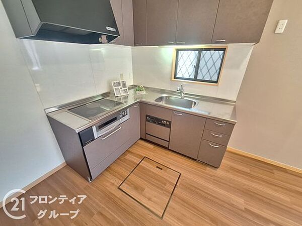 効率的な家事動線を実現した、機能美溢れる広々としたキッチン！家族の笑顔を見守りながら料理ができる配置で、美味しい香りに包まれる幸せな時間がここから始まります！