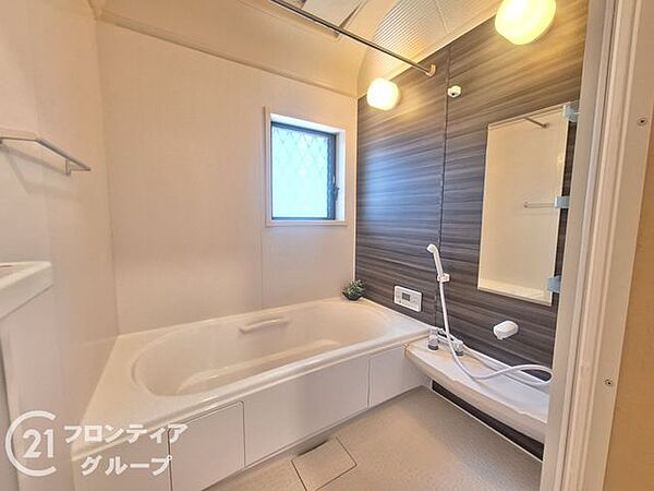 毎日のバスタイムが至福のひとときになる、機能性に優れた美しい浴室！足を伸ばしてくつろげる広い浴槽で、心身ともにリフレッシュできる贅沢なプライベート空間！