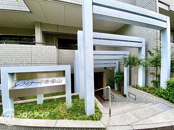 住まう方や訪れるゲストを優しく迎え入れる、落ち着きと気品に満ちたアプローチです。プライバシーに配慮された設計と細部まで行き届いた管理体制が、日々の暮らしに安心感と心地よい緊張感を与えてくれます