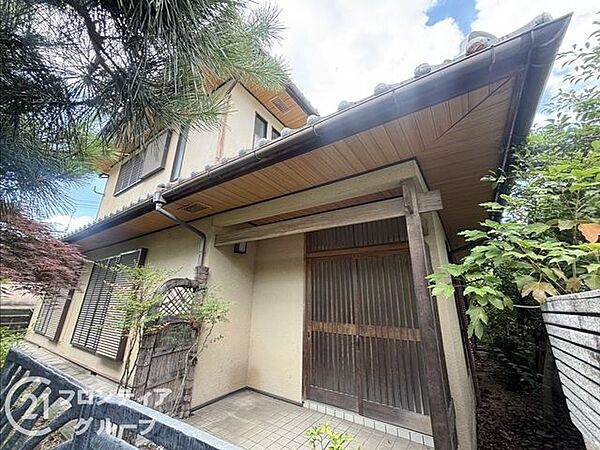 重厚感のある木製の引き戸がとっても素敵ですね！大切に使い込まれた素材の質感から、家への愛情がひしひしと伝わってきます。毎日の出入りが楽しみになるような、懐かしさと安心感に包まれた光景が広がりますね！