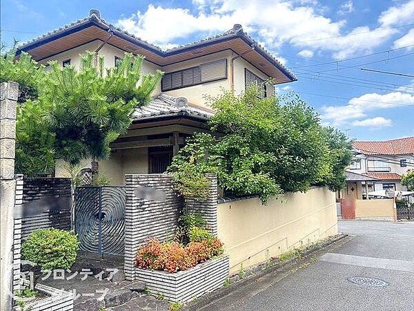 伝統的な趣と現代的な清潔感が調和した美しい佇まいです　丁寧にお手入れされたお庭の緑が住む人の愛情を感じさせてくれます　落ち着いた住宅街に溶け込む品格漂う外観が毎日の帰宅を楽しみにしてくれます