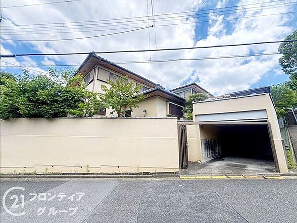 奥行きのある広々としたカースペースは、DIYや趣味の作業場としても活用できそうですね！お天気を気にせず荷物の積み下ろしができるので、週末のお買い物やレジャーの準備も快適になりますね！