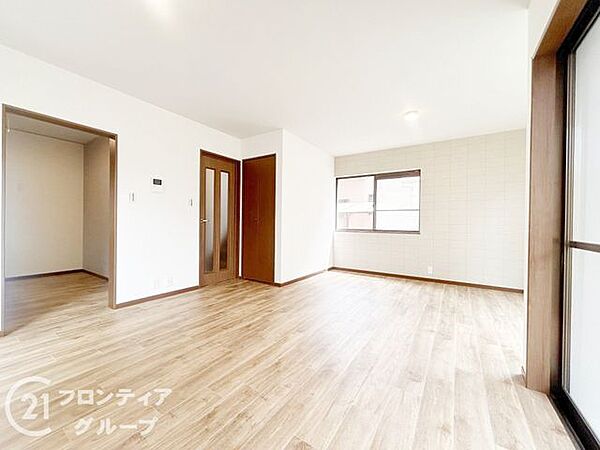 陽光がたっぷりと入り込む明るいリビングなら、家族との会話も自然とはずみそうですね！木の温もりを感じる床材に一新されているので、お気に入りの家具を配置するだけで自分たちだけの心地よい空間が完成しますね