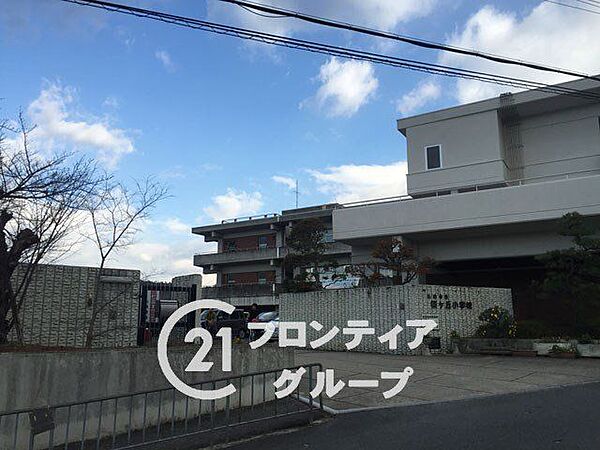 生駒市立桜ケ丘小学校 徒歩3分。 240m