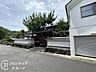 外観：落ち着いた色味の外壁が都会的な印象を与える邸宅です。バルコニーが各階に配置されており、採光と開放感にこだわった設計が魅力です。丁寧に使われてきた状態の良さがしっかり伝わります