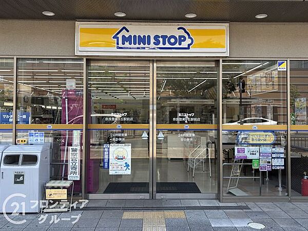 ミニストップ奈良登美ヶ丘駅前店 徒歩11分。 860m