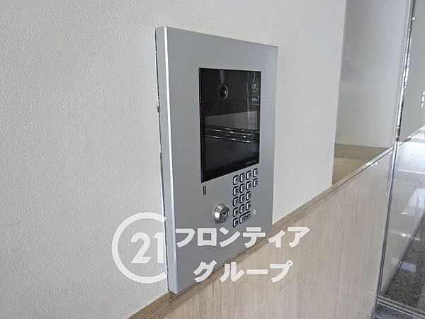 映像で来客を確認できるオートロックなら、お子様のお留守番や夜間の帰宅も安心ですね！洗練されたデザインの共用設備が、スマートで心地よいマンションライフを彩ってくれますね！