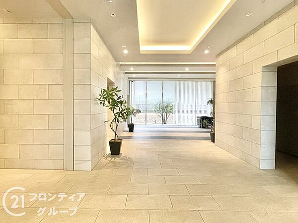 洗練されたインテリアが配置されたロビーは、まるで高級ホテルのラウンジのような落ち着きがあります。お出かけ前やゲストとの待ち合わせなど、ゆったりとした時間を過ごすための上質な空間です