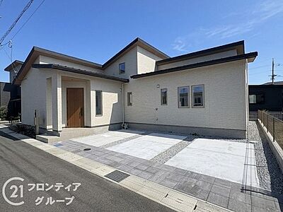 外観:洗練されたモダンなデザインが目を引く美しい住まいです。落ち着いた色調の外壁は周囲の街並みとも調和し、住む人の品格を物語ります。並列で駐車可能なゆとりあるスペースも魅力のひとつです 外観:洗練されたモダンなデザインが目を引く美しい住まいです。落ち着いた色調の外壁は周囲の街並みとも調和し、住む人の品格を物語ります。並列で駐車可能なゆとりあるスペースも魅力のひとつです