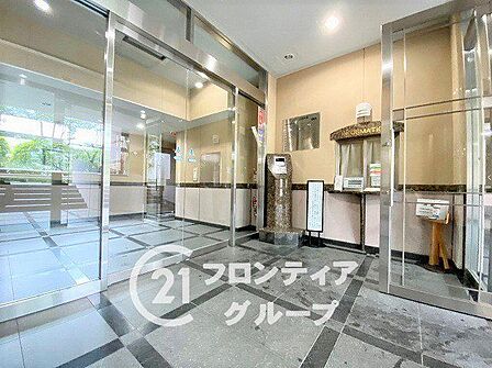 温かみのあるエントランスは、住む人を優しく迎え、訪れる人にも心地よい印象を与える魅力的な空間です！
