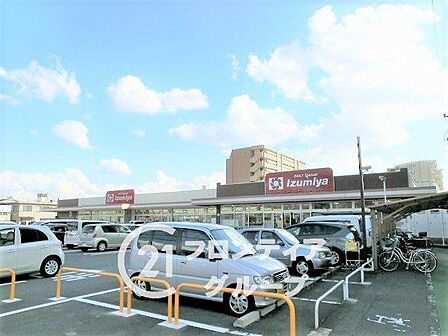 デイリーカナートイズミヤ新大宮店 徒歩9分。 660m