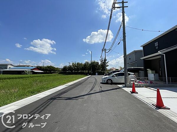 幅広い道路が確保されており、車の出入りがスムーズに行えます。周辺環境も整備されており、快適な生活をサポートします。