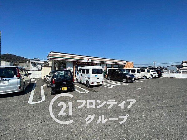 セブンイレブン斑鳩町龍田店 徒歩13分。 1010m
