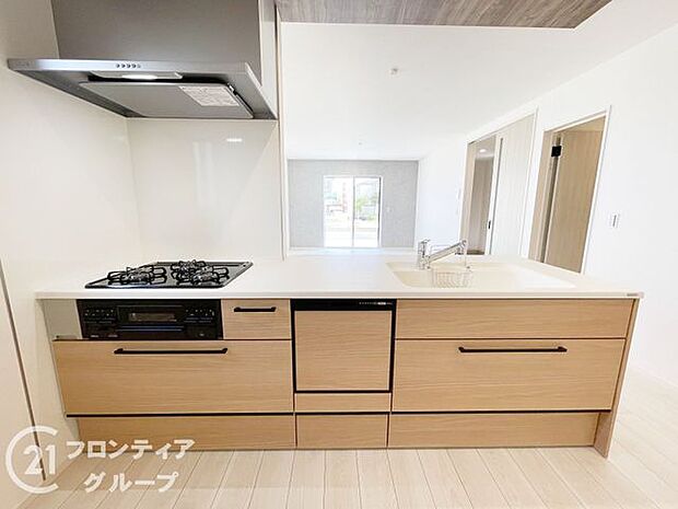 使い心地と美しさを両立させた高機能キッチン!対面式で家族を見守りながら作業ができる理想的なレイアウトと、お手入れのしやすさを追求した最新設備で、毎日の家事が一段と楽しくなります!
