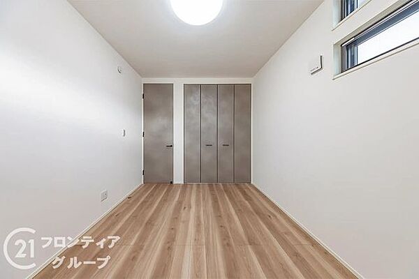 【施工例／洋室】シンプルで洗練されたデザイン！ライフスタイルに合わせてレイアウトを自由自在に変えられる広々とした空間で、家族の個性が輝くプライベートなひとときを叶える理想の居住空間！