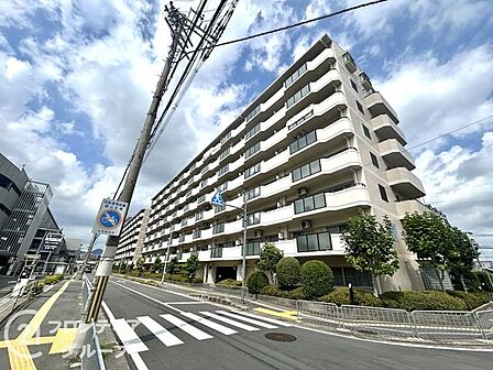洗練された白亜のデザインが青空に映える、街のランドマークにふさわしい佇まいです。都会的な外観は住まう方のステータスを象徴し、帰宅するたびに誇らしい気持ちにさせてくれるプレミアムな住まいです