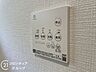 設備：フラットで上品なデザインにまとめられた浴室暖房乾燥機の操作パネルですね！毎日の入浴をより快適にしてくれるだけでなく、暮らしの質を高めてくれます