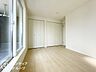 寝室：こちらのお部屋はバルコニーに面しており、日当たり、通風ともに良好です！