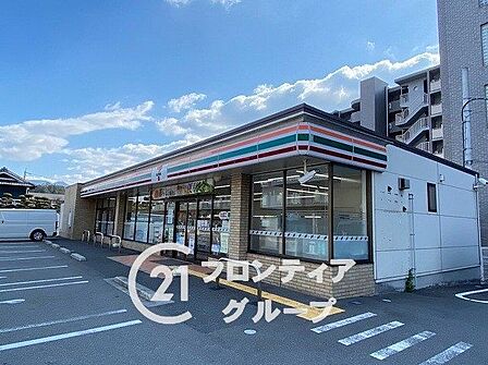 セブンイレブン橿原神宮前駅東店 徒歩2分。 91m