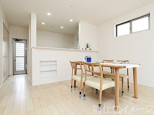 ＼同仕様写真／LDKには大きな窓からたくさんの光が入り、明るく、開放的な空間を演出してくれます。お友達が遊びに来た時も自慢のリビングになりますね！