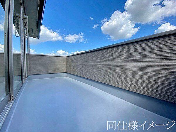 ＼同仕様写真／日当たりの良いバルコニーは、お洗濯が多いときも安心！たくさん干してもカラっと乾きそうです！