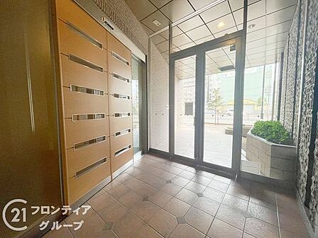 落ち着いた照明が灯るロビーは、まるで高級ホテルのような静謐な空気が流れています。コンシェルジュによるきめ細やかなサービスが、忙しい日々を送る居住者の皆様を優しくサポートいたします