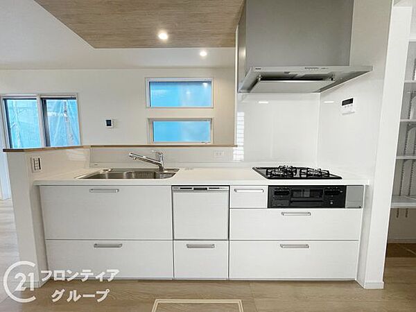 木目調の床と調和する清潔感のあるオープンキッチンは、料理をしながら家族との会話が弾む設計です。最新の設備で毎日の家事負担を軽減し、ゆとりある暮らしをサポートする充実の機能性が魅力です