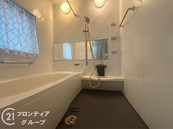 清潔感のあるバスルームです。のんびりとお子様とはいれるサイズのお風呂です