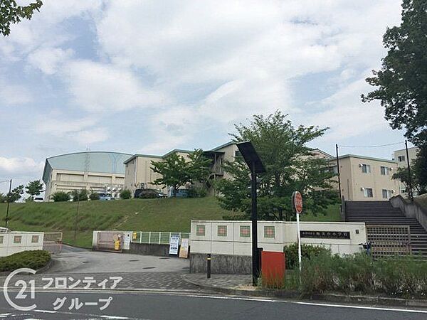 木津川市立梅美台小学校 徒歩9分。 710m