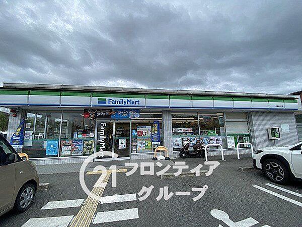 ファミリーマート木津梅美台店 徒歩11分。 820m