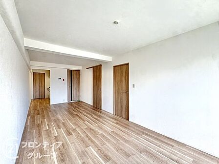 明るく洗練された空間に、温かみのある木目のフローリングが映えてとても美しいですね!駅直結の利便性を享受しながら、この静かなリビングでゆったりと過ごす時間は、心からリラックスさせてくれますね!
