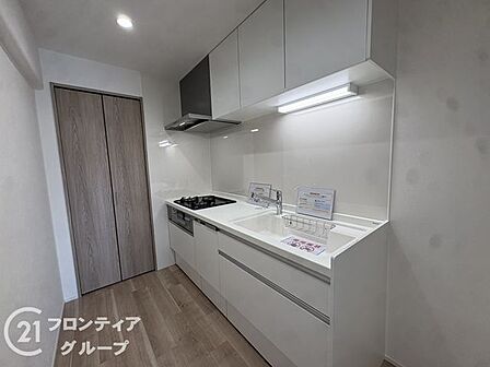 白を基調とした清潔感あふれるキッチンは、洗練されたデザインと機能性が美しく調和しています。上質な設備が日々の料理時間を特別なひとときに変え、都市生活にふさわしい優雅でゆとりある暮らしを叶えます
