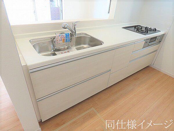 ＼同仕様写真／人工大理石カウンタートップ・ガラストップコンロを採用しており、お掃除ラクラク。浄水器付きハンドシャワー水栓など、奥様に嬉しい機能がたくさん！