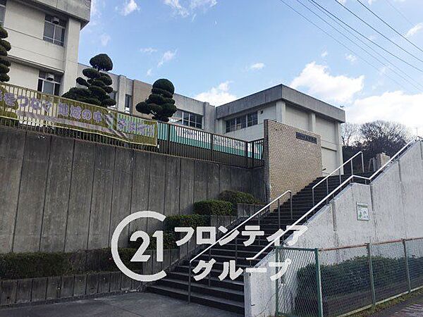 生駒市立上中学校 徒歩21分。 1680m
