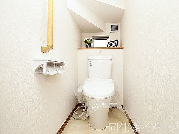 ＼同仕様写真／トイレは1階と2階の2カ所に設置！階段を上り下りせずに使用できるので、高齢の方にも安心です！