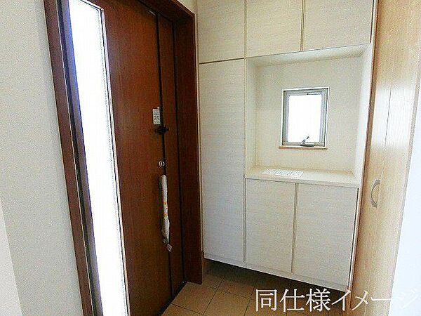 ＼同仕様写真／玄関ではタイルを採用しており、お掃除楽々！特にお子さまがたくさんの砂を持って帰ってきても安心ですね！