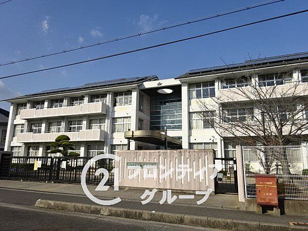 上牧町立上牧第三小学校 徒歩13分。 990m