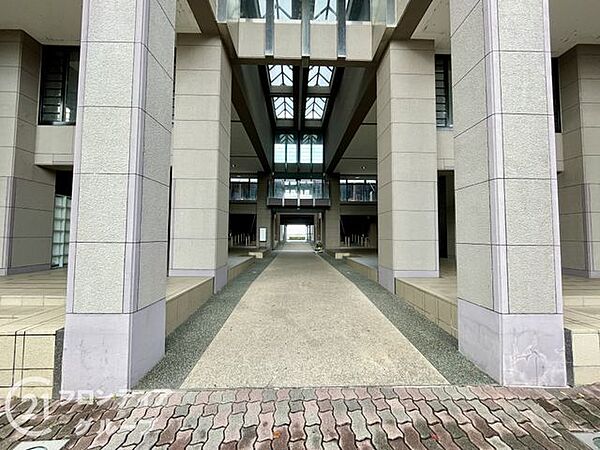 開放感あふれる高い吹き抜けが印象的なエントランスは、訪れる人を優雅に迎え入れる設計です。奥行きのあるアプローチがプライベート空間への緩やかな切り替えを演出し、心にゆとりをもたらします