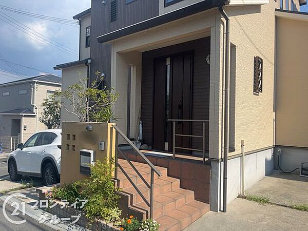 重厚感のある玄関ドアが住まいの品格を物語っています　階段の手すりやポスト周りも機能的に配置されており、毎日のお出かけや帰宅がスムーズになるような配慮が施された安心の設計です
