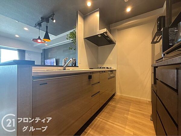 家具のような美しさを持つオープンキッチンはリビングとの一体感があります。広々としたワークトップで本格的な料理を楽しみながら、家族やゲストとの会話も弾む開放的な設計が日々の暮らしを彩ります