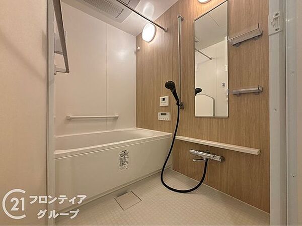 木目調のパネルが落ち着いた雰囲気を醸し出す癒しのバスルームです。ゆったりとした浴槽に浸かって一日の疲れをリセットできる至福のひとときを演出します。清潔感溢れる空間で心身ともにリラックスできます